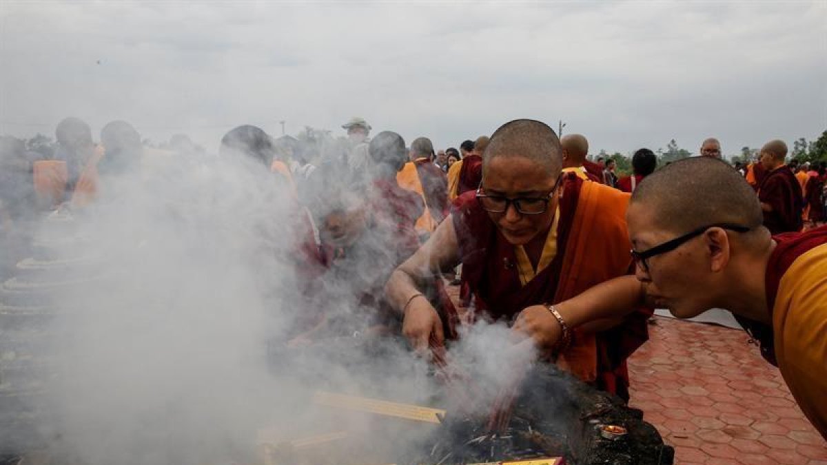 Monjes budistas queman incienso durante una ceremonia en el templo de Mayadevi con motivo del día de Vesak en Lumbini.-EFE