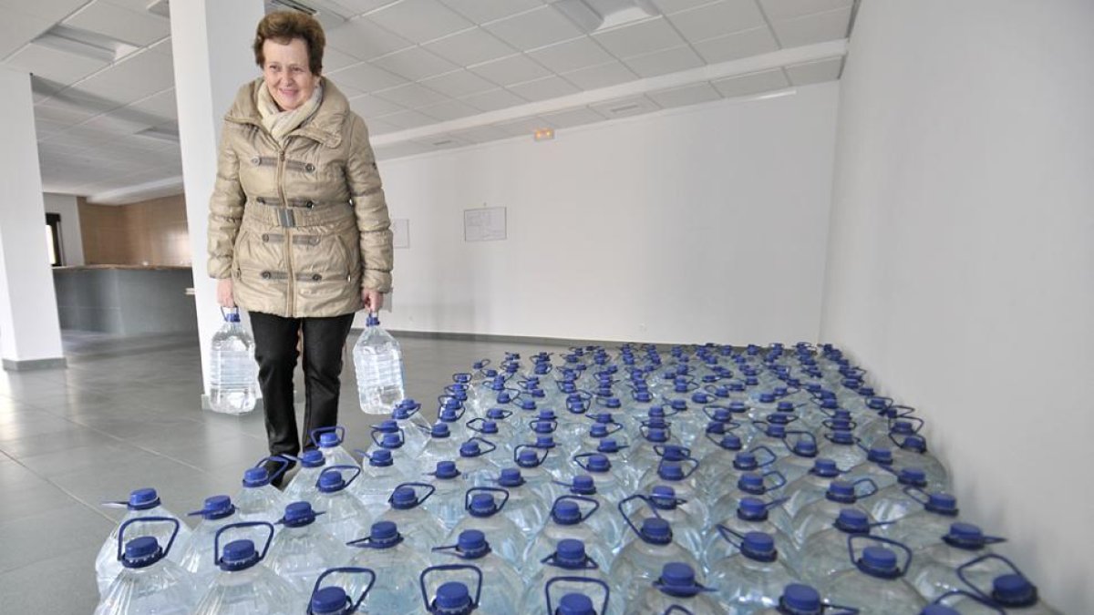 Ayer comenzó el reparto de agua embotellada en Almenar-V.G.