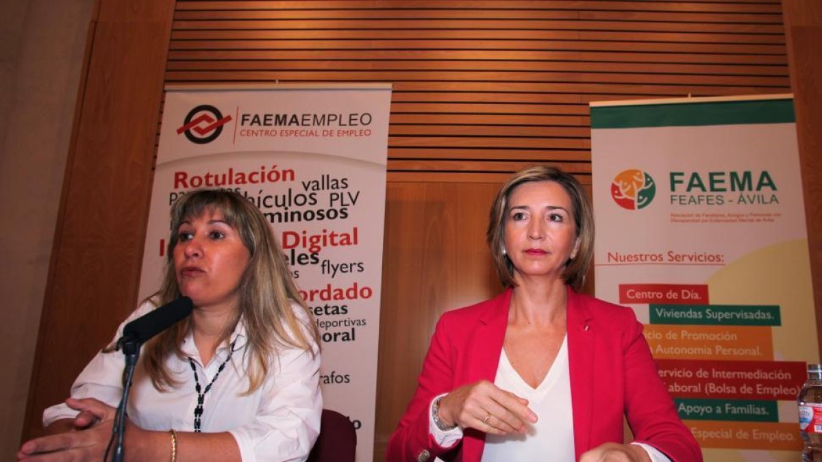 La consejera de Familia e Igualdad de Oportunidades, Alicia García junto a la directora gerente de Faema, Inmaculada Pose Parra-ICAL