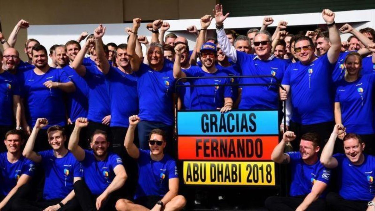 El equipo McLaren se vistió de azul para despedir al asturiano Fernando Alonso, bicampeón del mundo de la F-1.-AFP / GIUSEPPE CACACE