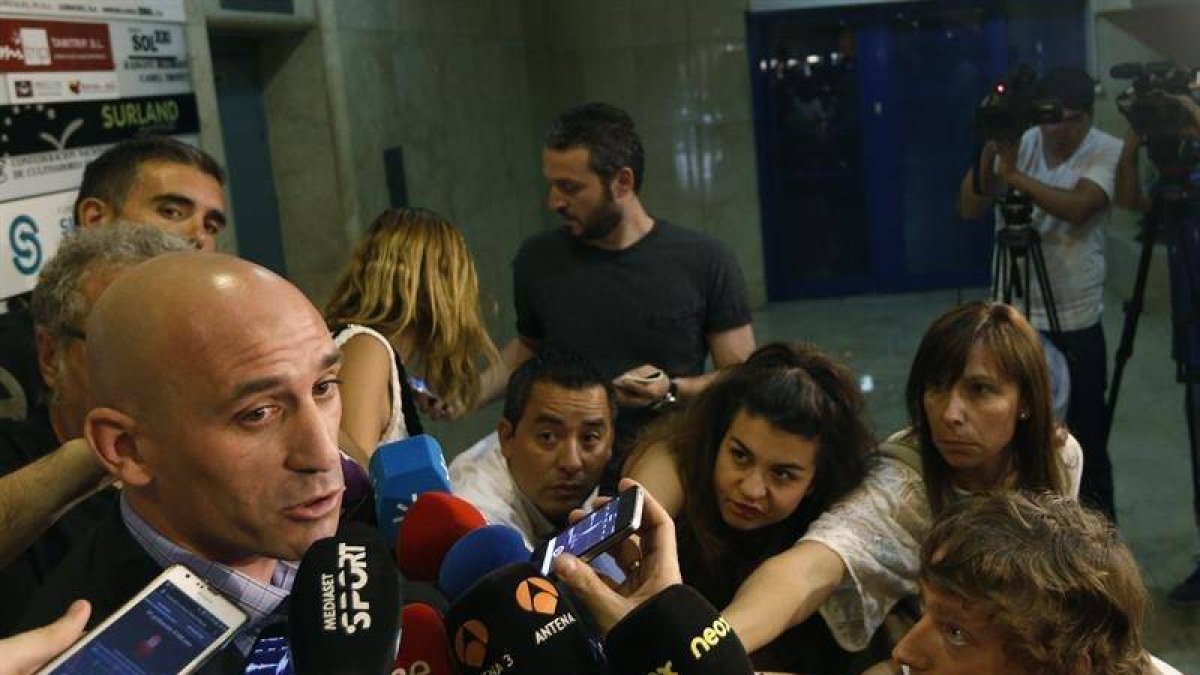 El presidente de la Asociación de Futbolistas Españoles (AFE), Luis Rubiales, atiende a los medios de comunicación.-EFE