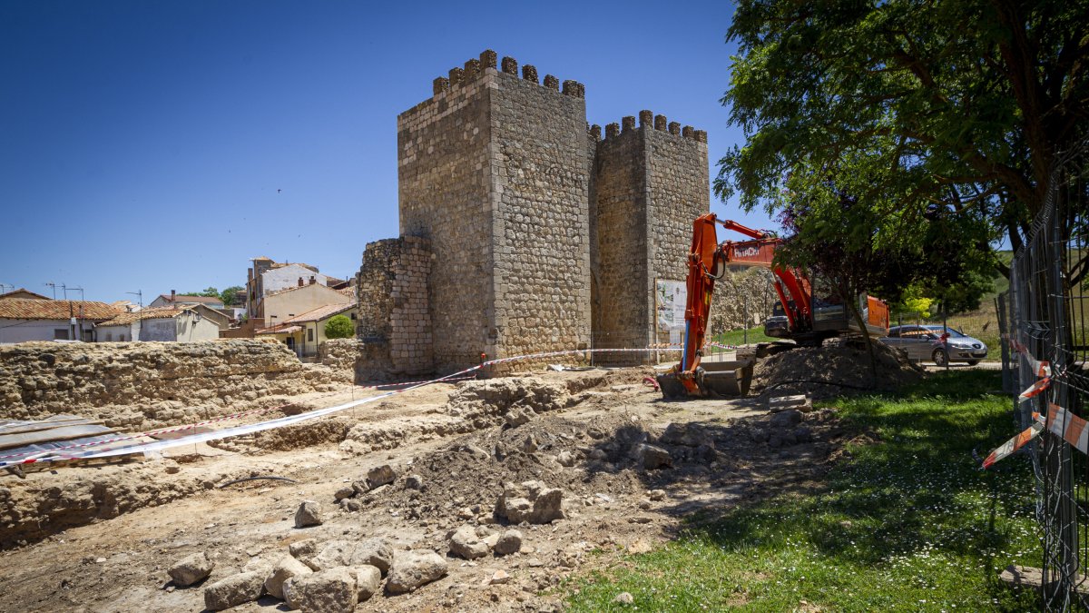Inicio de las obras de regeneración de la muralla, junto a la Puerta del Mercado.-MARIO TEJEDOR