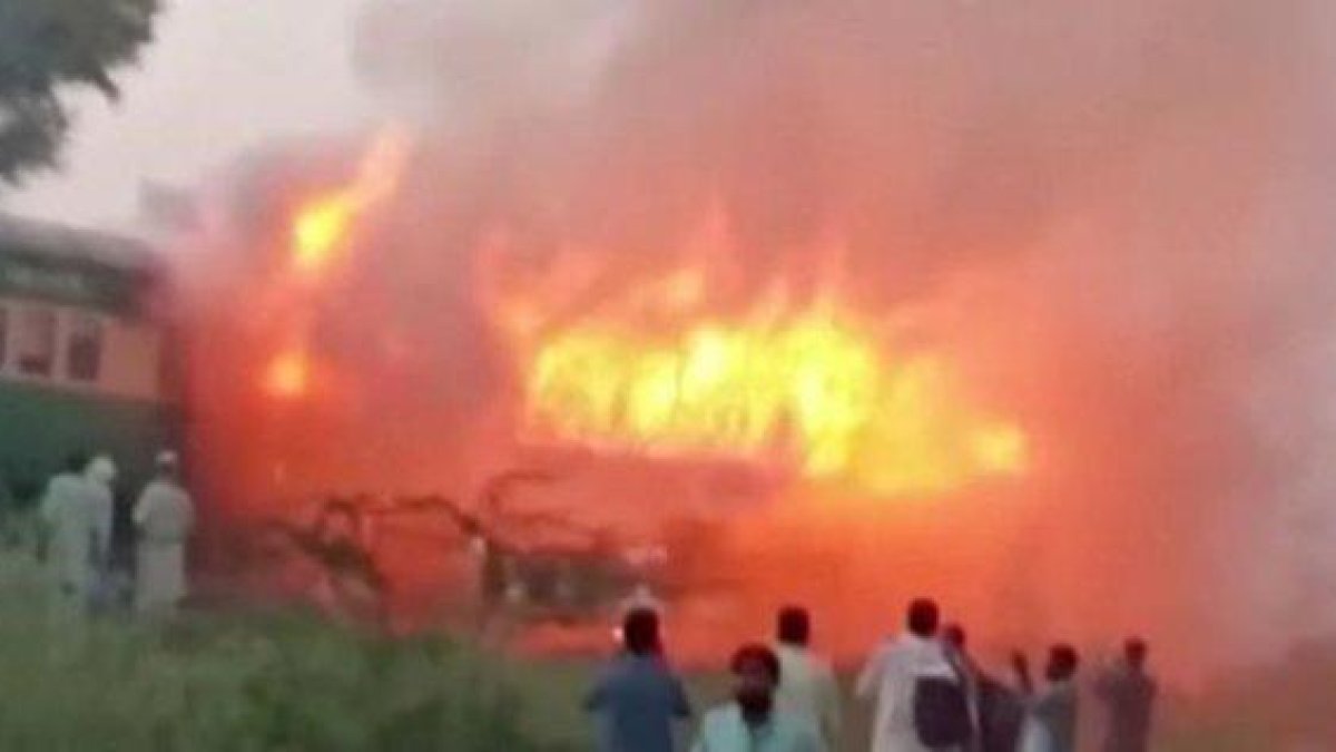 Tren accidentado en llamas en Rahim Yar Khan (Pakistán).-ASGHAR BHAWALPURI