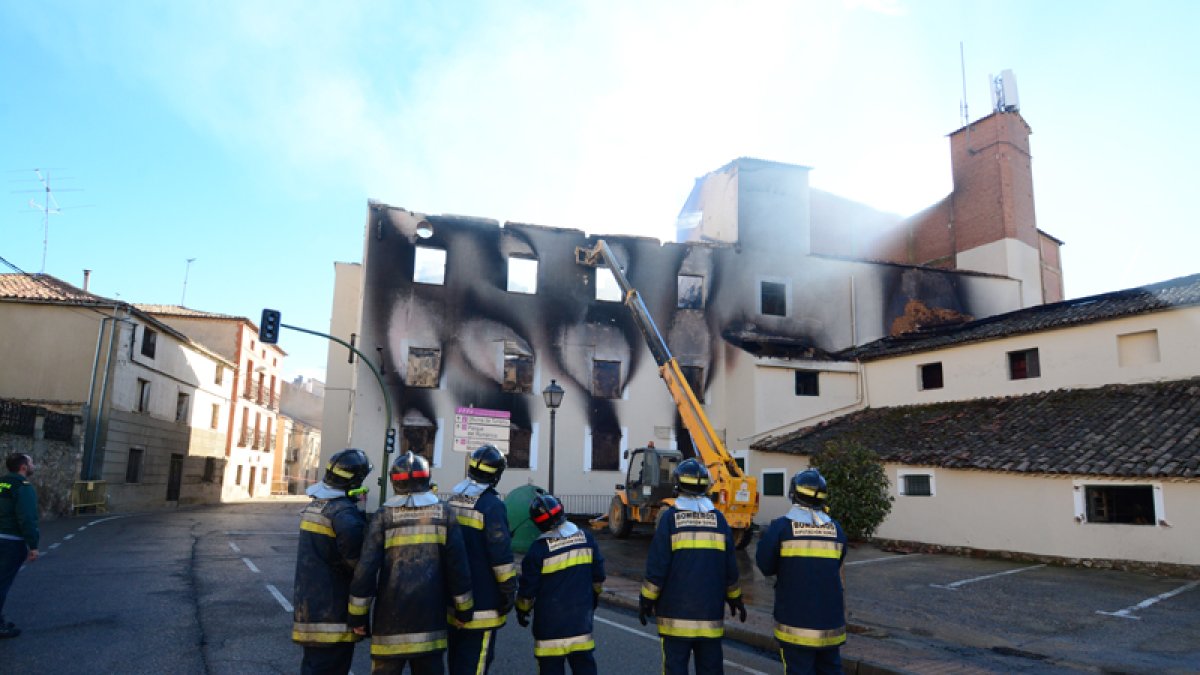 Bomberos de la Diputación en un incendio en San Esteban.-HDS