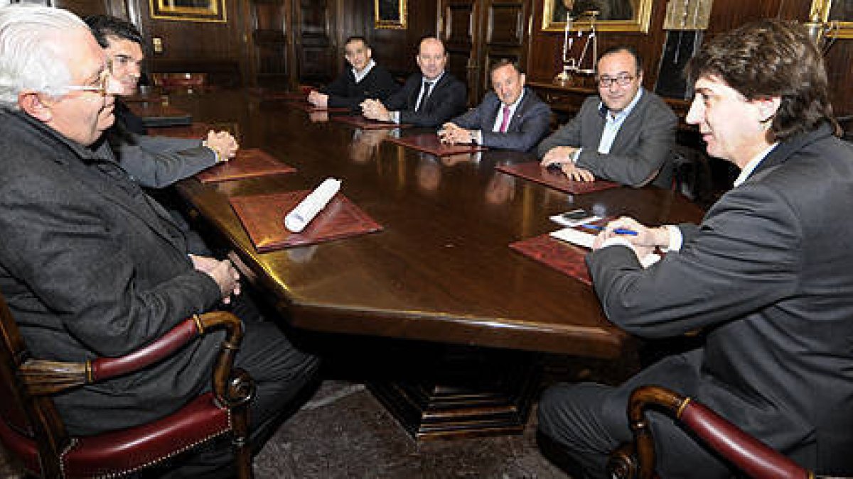 Representantes de Riosa Aparcamientos en la reunión con el alcalde. / Ú.S.-
