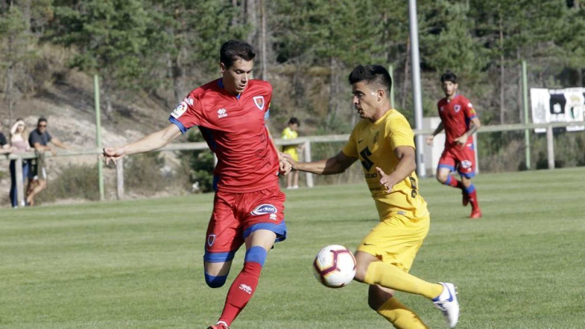 Nacho en la jugada del gol que suponía el 1-0 para el Numancia ante el Burgos ayer en Navaleno.-Luis Ángel Tejedor