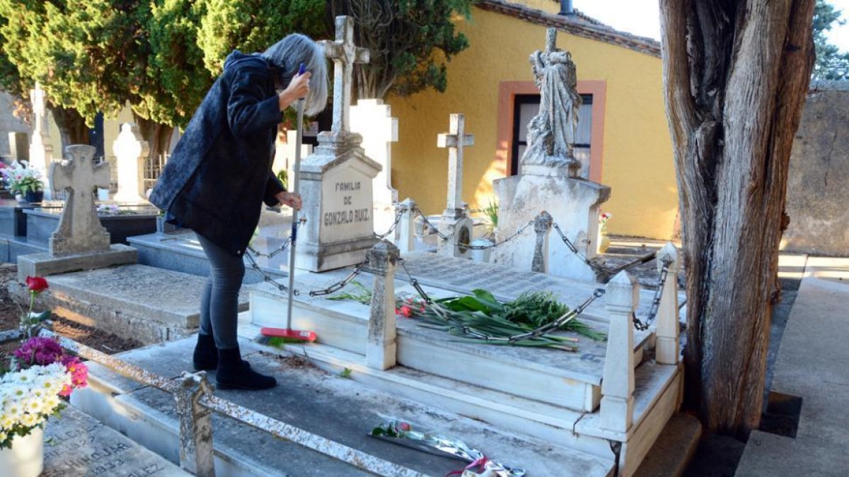 DÍA DE LOS SANTOS: El cementerio se asea para recibir a Los Santos