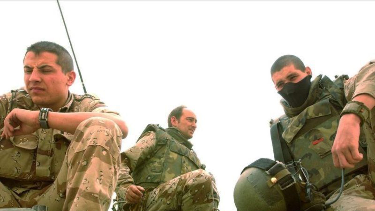 Soldados españoles en Najaf (Irak), el 17 de abril del 2004.-AP / STEFAN ZAKLIN