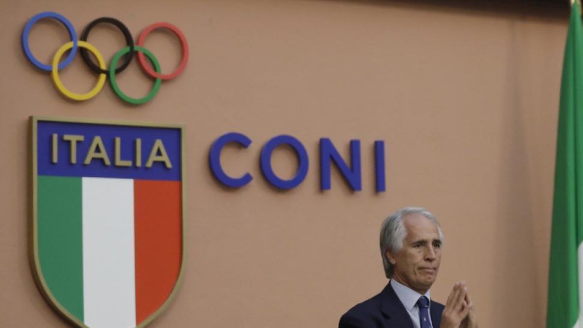 El presidente del Comité Olímpico Italiano, Giovanni Malagó, anuncia la retirada de la candidatura.-ALESSANDRA TARANTINO / AP