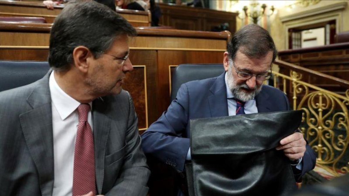 El presidente del Ejecutivo, Mariano Rajoy, junto al ministro de Justicia, Rafael Catalá.-CHEMA MOYA (EFE)