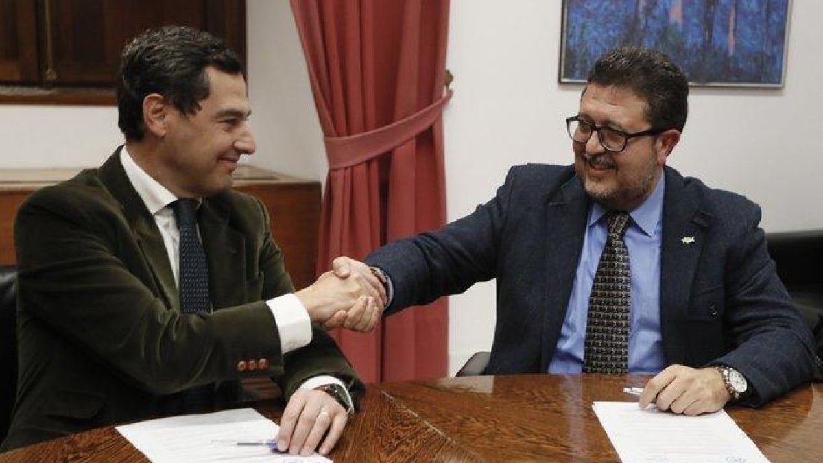 El presidente de PP andaluz, Juanma Moreno, estrecha la mano al líder andaluz de VOX, Francisco Serrano, el pasado enero.-ARCHIVO / EFE