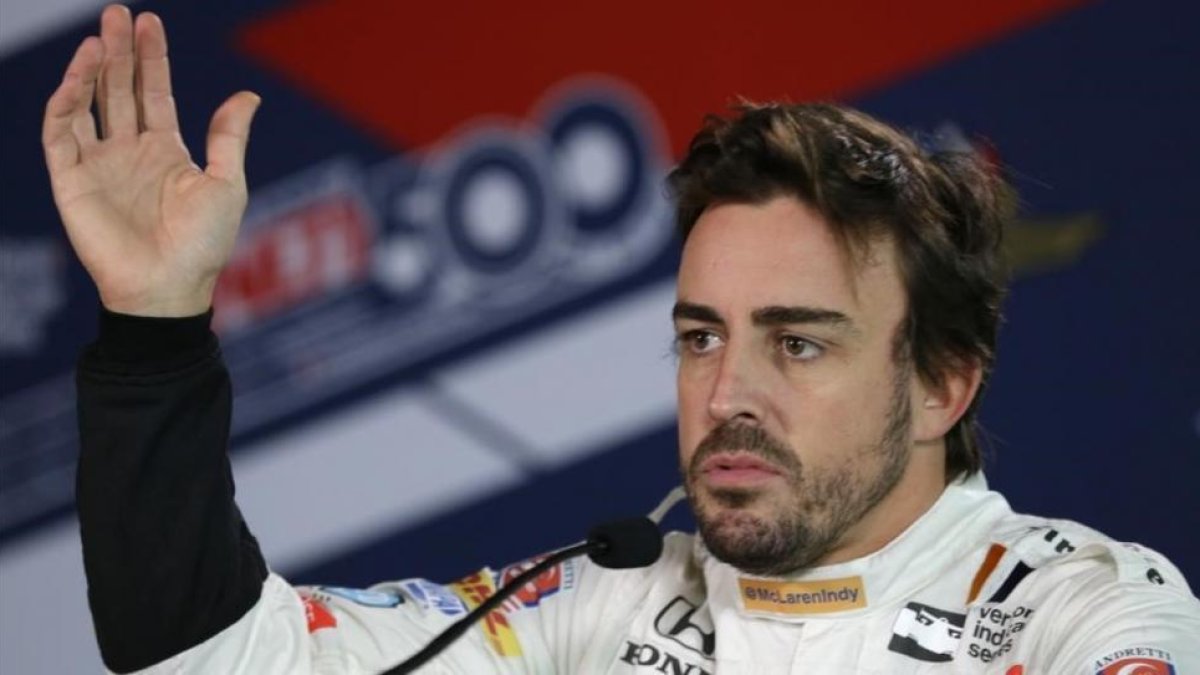 Después de deslumbrar en las 500 Millas de Indianápolis (en la foto), Ferando Alonso quiere triunfar en las 24 Horas de Le Mans.-AP / MICHAEL CONROY