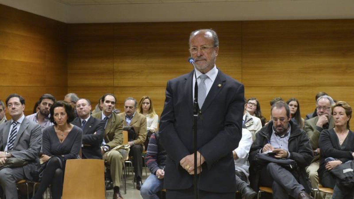 El alcalde en funciones de Valladolid, Javier León de la Riva, durante la celebración del juicio por un delito de desobediencia.-Foto: EFE/ ARCHIVO