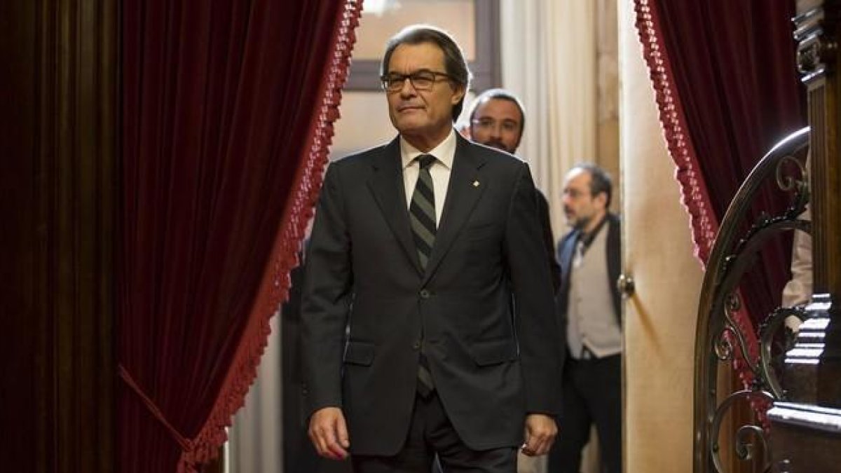 Artur Mas entra en el hemiciclo del Parlament, con Antonio Baños (CUP) al fondo.-JULIO CARBÓ