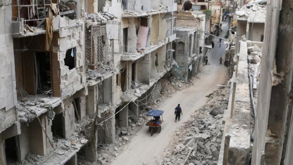 Una calle en ruinas de la ciudad de Alepo, en Siria, este jueves.-REUTERS / ABDALRHMAN ISMAIL