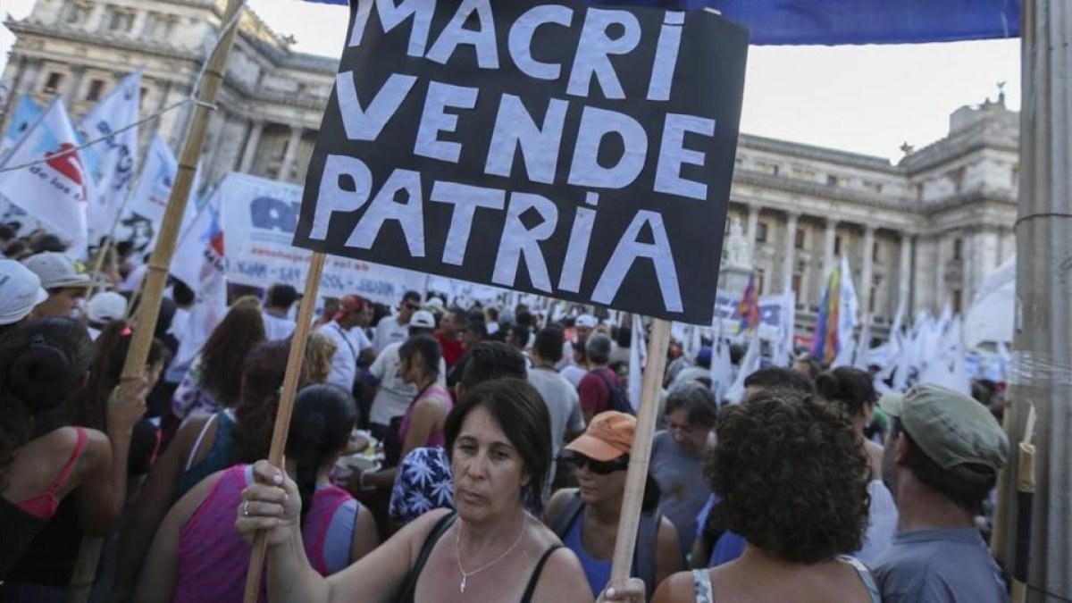 Cientos de personas se manifiestan a las puertas del Congreso argentino contra el proyecto de ley, este martes, en Buenos Aires.-EFE / DAVID FERNANDEZ