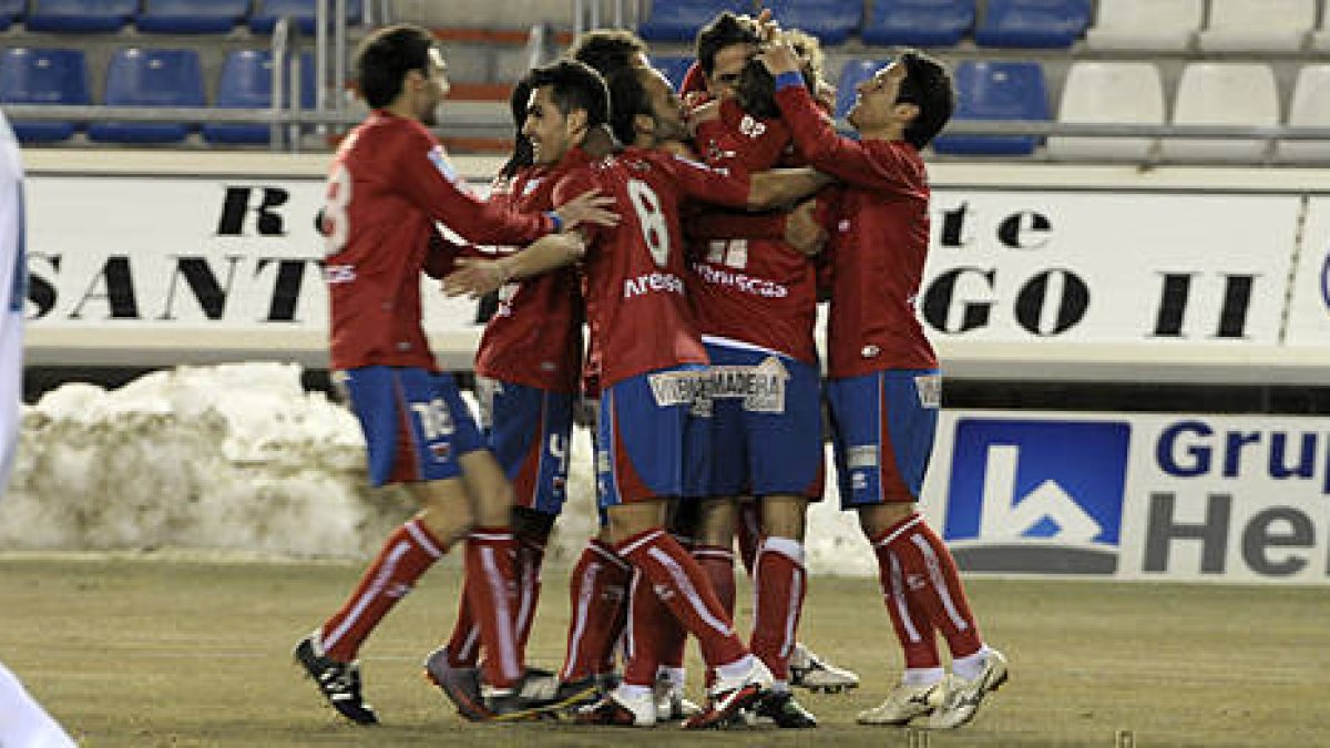 El Numancia celebra uno de los goles ante el Xerez. / U. Sierra-