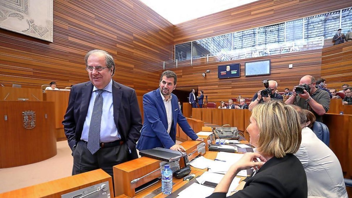 Herrera y Tudanca durante el Pleno de las Cortes.-ICAL