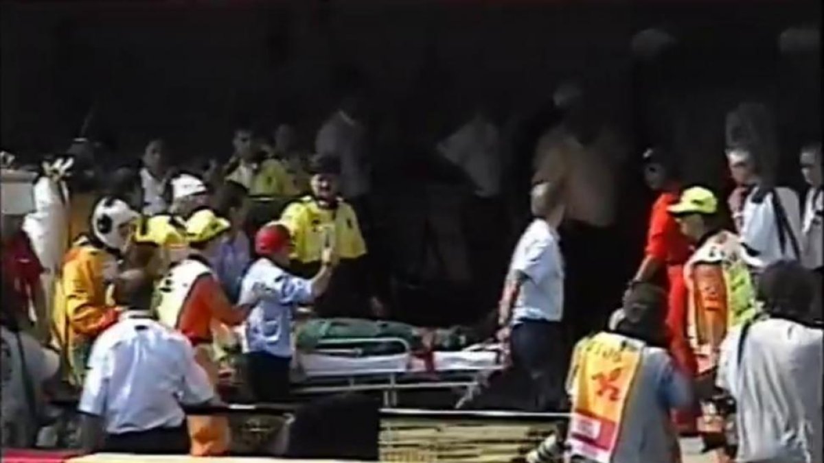 Ayrton Senna llega en camilla al 'pit lane' de Ímola tras su fatal accidente en la curva de Tamburello, en una grabación inédita de 1994.-