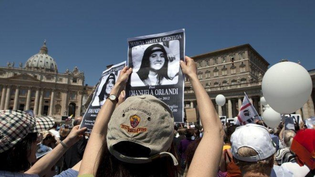 Manifestantes con el retrato de Emanuela Orlandi.-AP