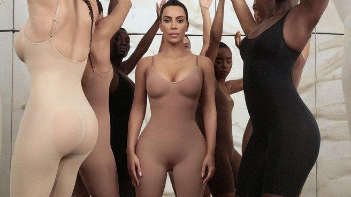Kim Kardashian y otras modelos con la polémica faja que ella ha patentado como kimono.-