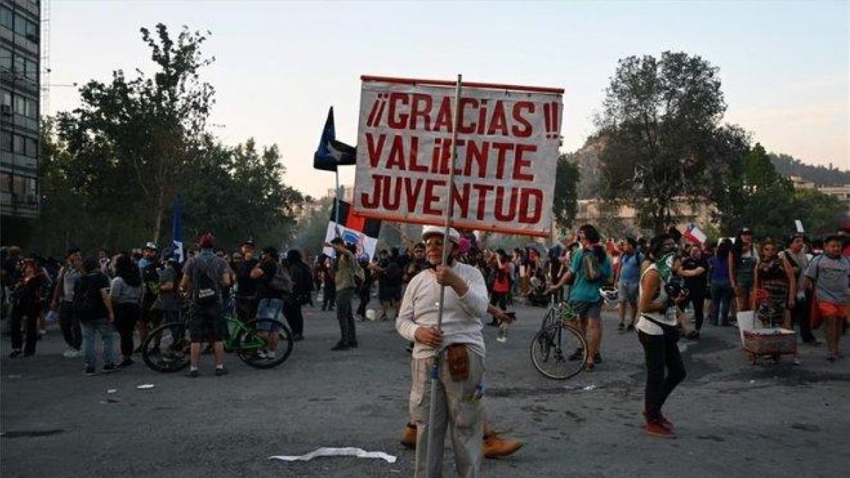 Protestas sociales en las calles de Chile.-AFP