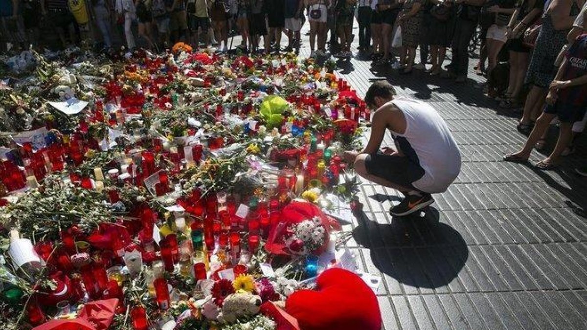 Ofrendas en la Rambla de Barcelona, tras el atentado del 17-A.-JOAN PUIG