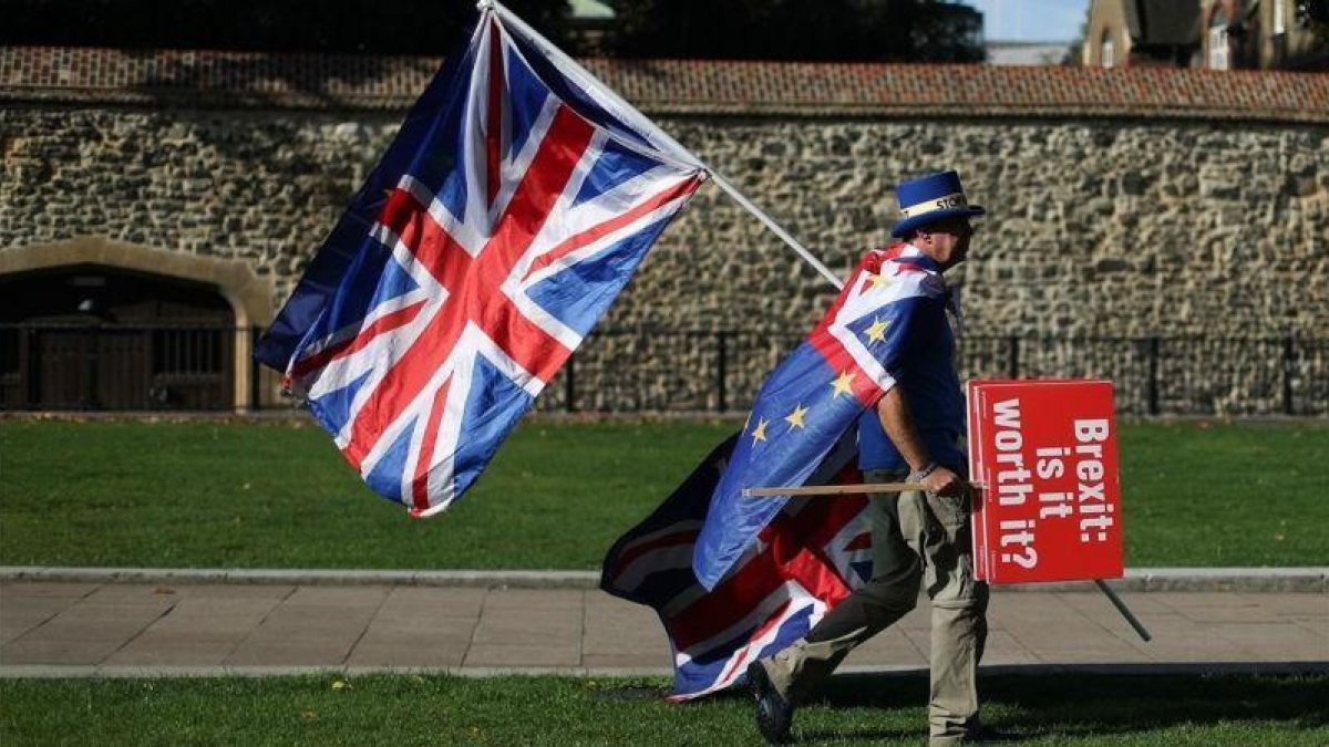 El activista anti-brexit, Steve Bray, camina junto al Parlamento británico en Londres.-AFP / DANIEL LEAL-OLIVAS