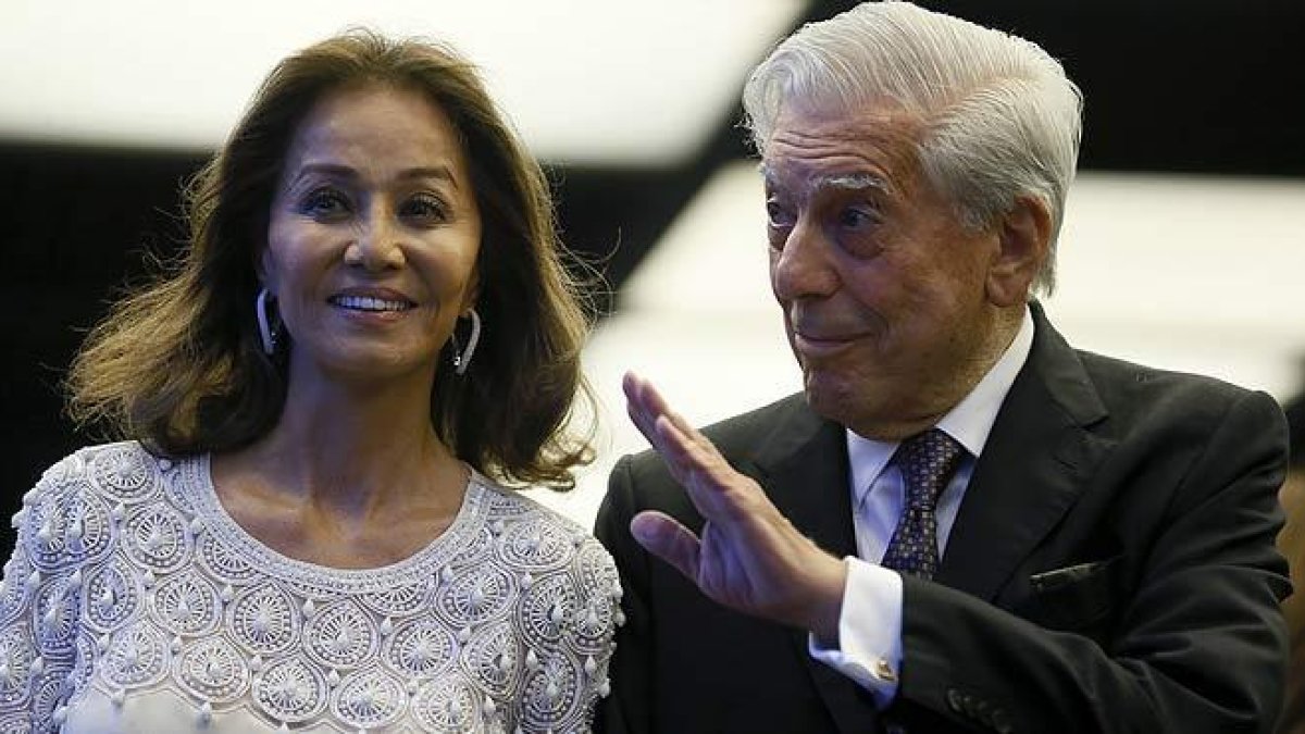 El escritor Mario Vargas Llosa y su pareja, Isabel Preysler, a su llegada a la cena con la que el escritor peruano celebró su 80 cumpleaños.-EFE / JUANJO MARTÍN