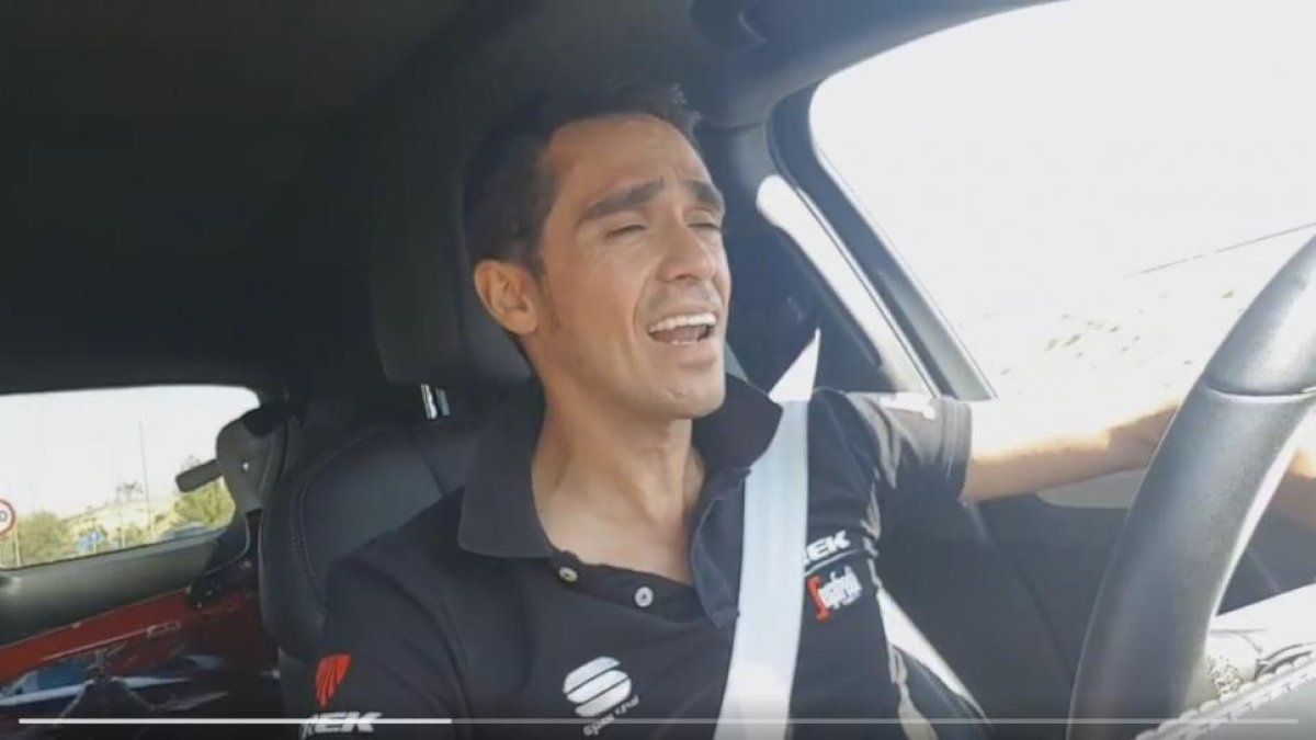Alberto Contador, cantando flamenco al volante.-TWITTER
