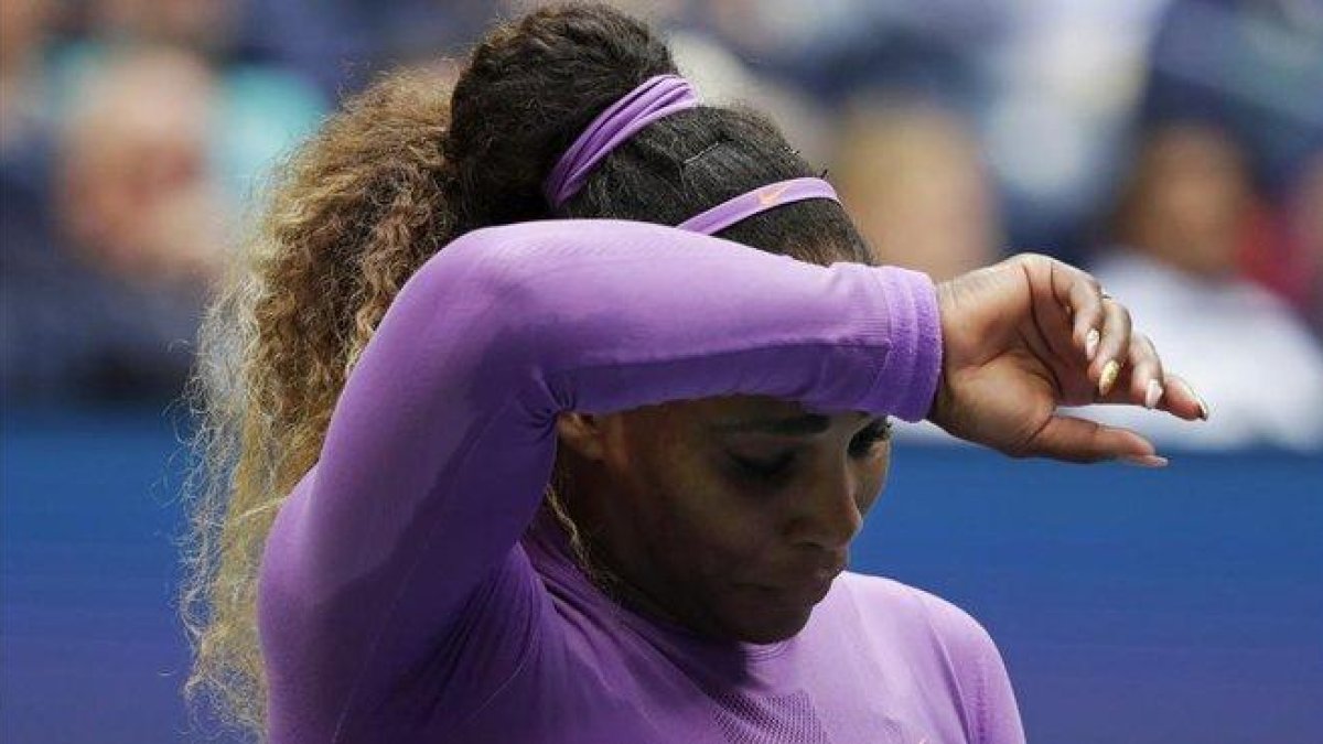 Serena Williams, con gesto abatido durante el partido contra Bianca Andreescu.-AP / ADAM HUNGER