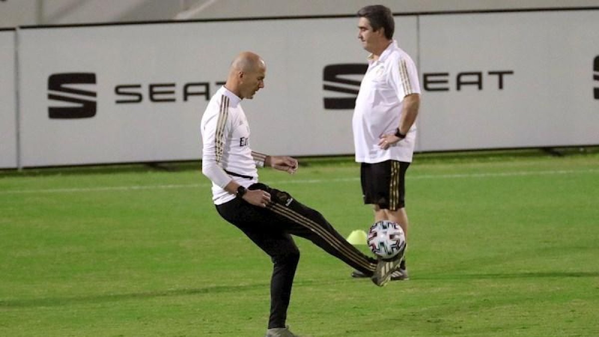 El técnico del Real Madrid, el francés Zinedine Zidane (d), este martes en un entrenamiento en Yeda.-EFE / JUANJO MARTÍN