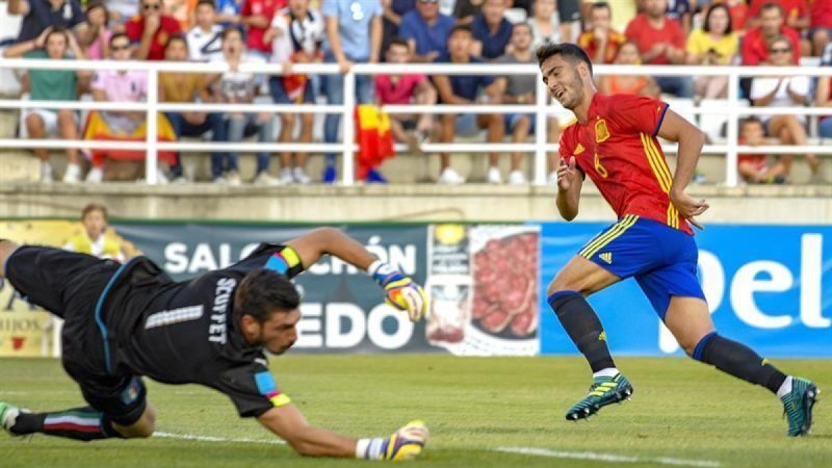 El centrocampista de la selección española sub-21, Mikel Merino (d), consigue el primer gol ante el guardameta de la selección italiana, Simone Scuffe-EFE