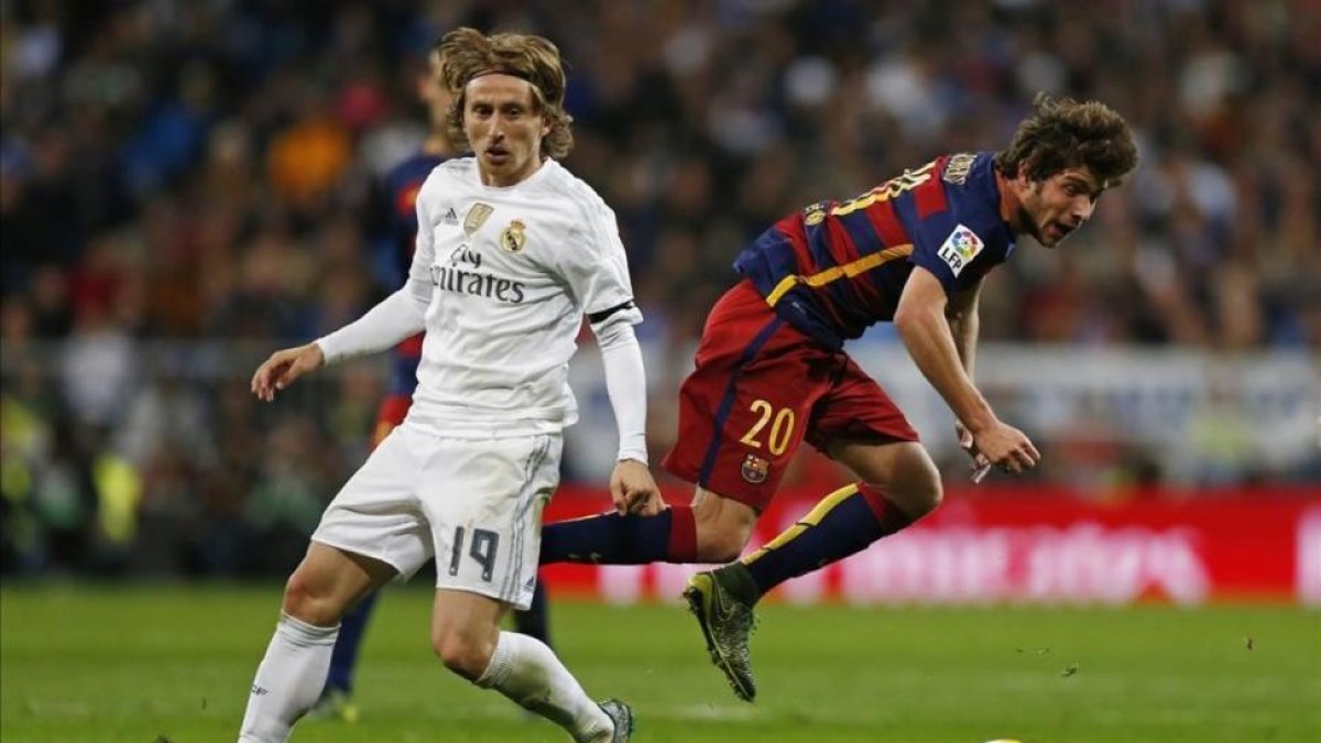 Luka Modric y Sergi Roberto durante el Madrid-Barça de noviembre del año pasado.-REUTERS / STRINGER