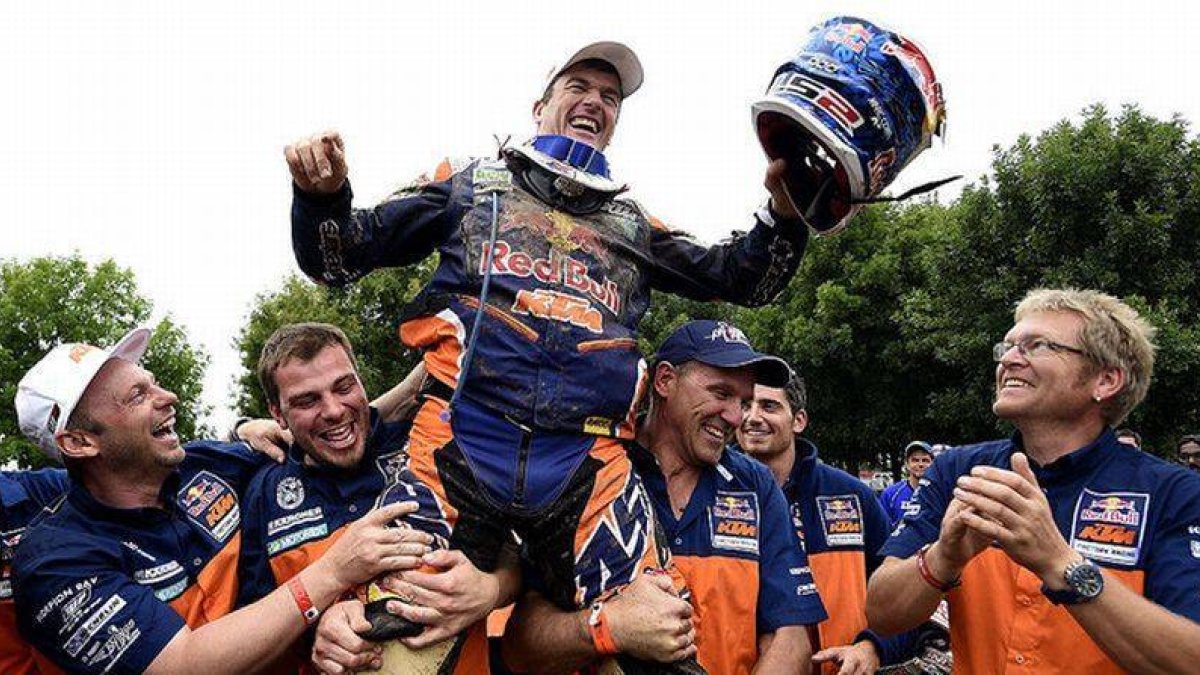 Marc Coma celebra con su equipo (KTM) su victoria en el Dakar 2015, la quinta del piloto catalán, a la llegada a Buenos Aires.-Foto: AFP / FRANCK FIFE