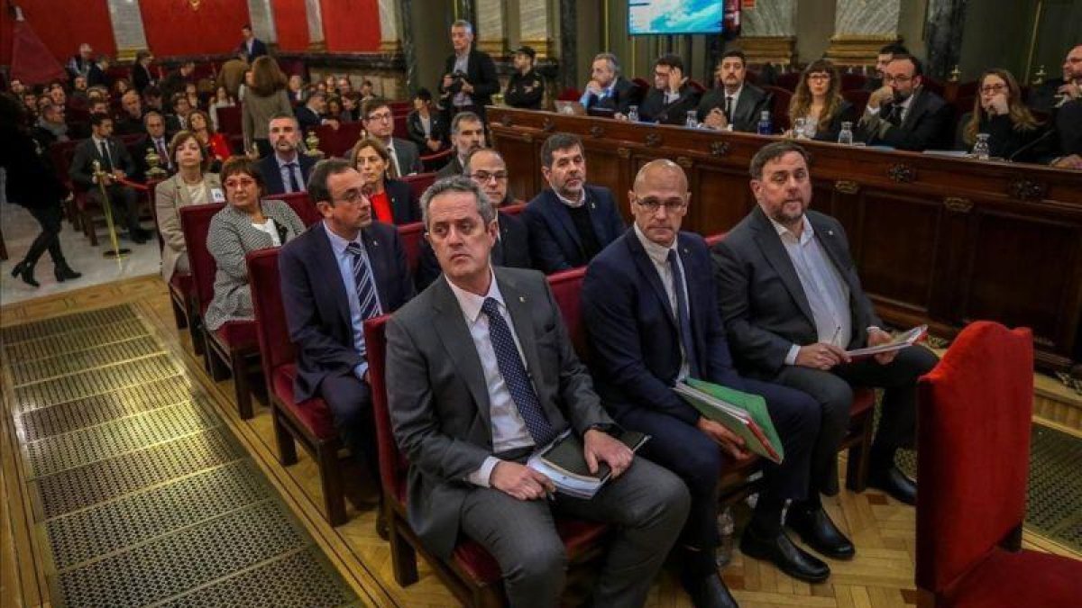 Los líderes independentistas acusados por el procés, en la sala del juicio del Supremo.-EL PERIÓDICO