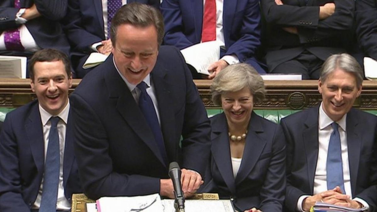 Cameron (centro) sonríe en su último discurso en la Cámara de los Comunes, en Londres.-AP