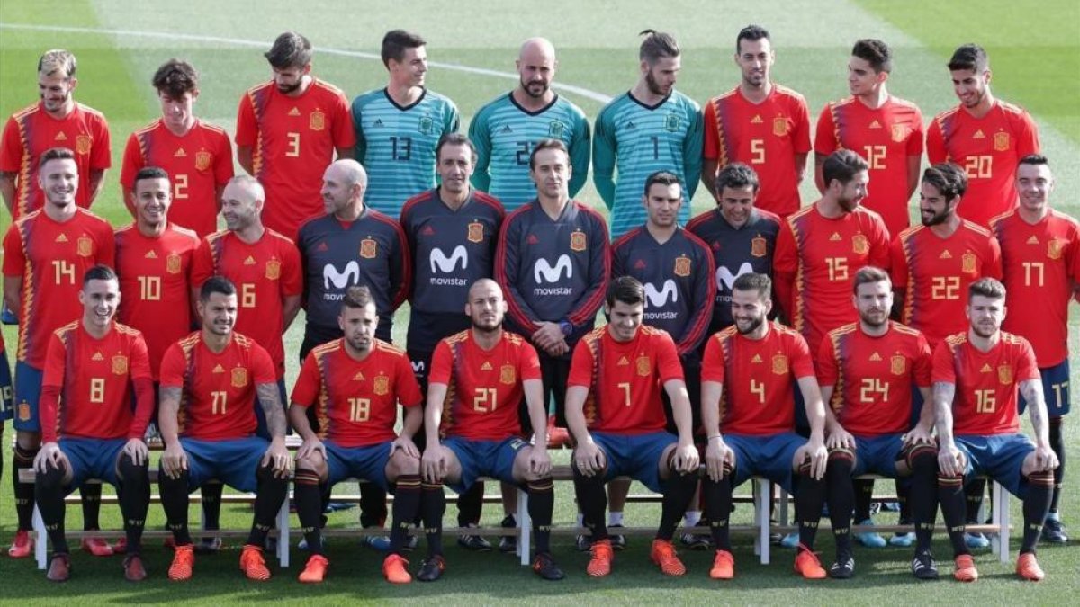 La selección española posa con la nueva equipación este miércoles antes del entrenamiento.-ZIPI (EFE)