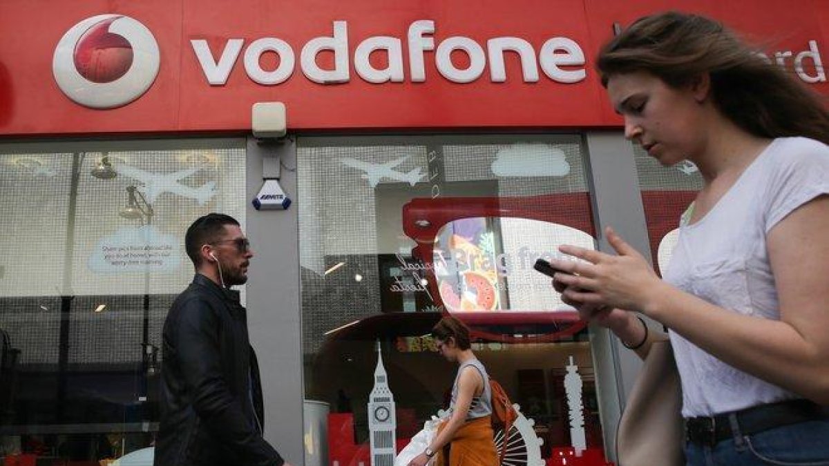 Vista de una tienda de la multinacional Vodafone.-DANIEL LEAL (AFP)