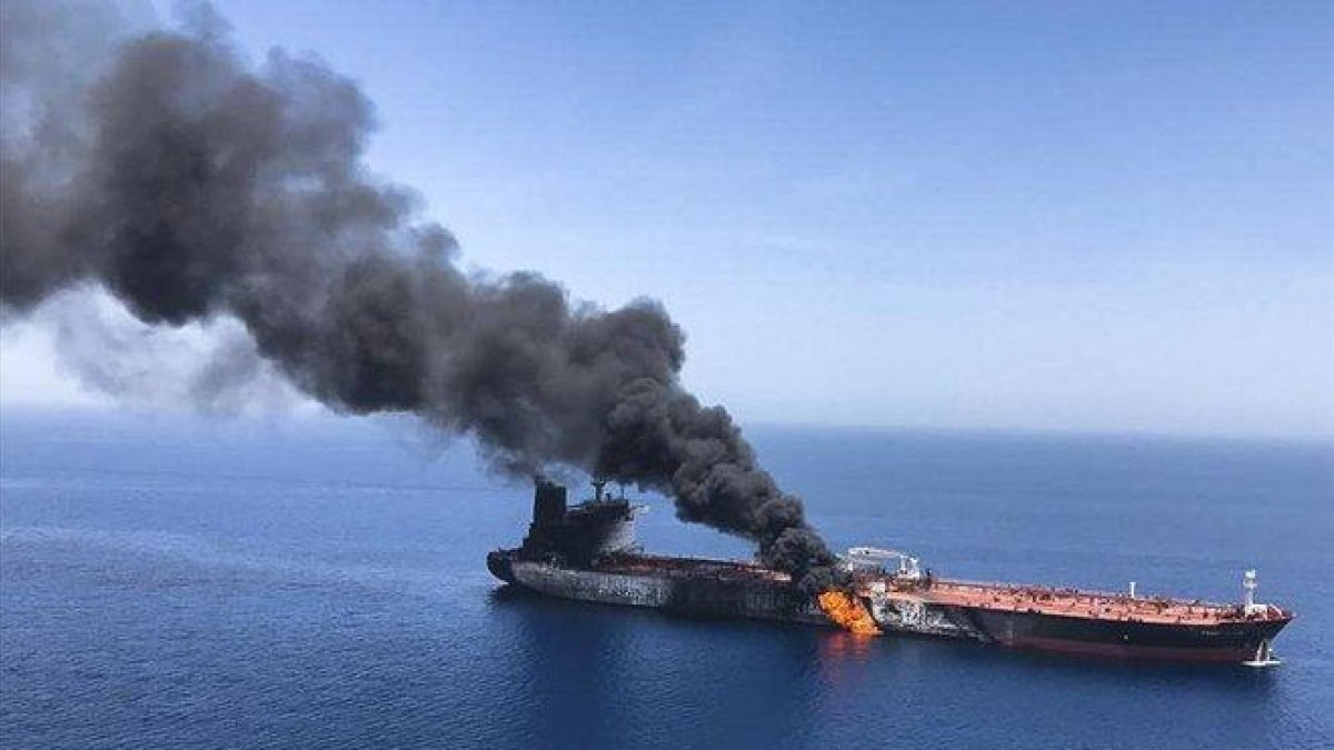 Uno de los petroleros atacados en el golfo de Omán.-AP / ISNA