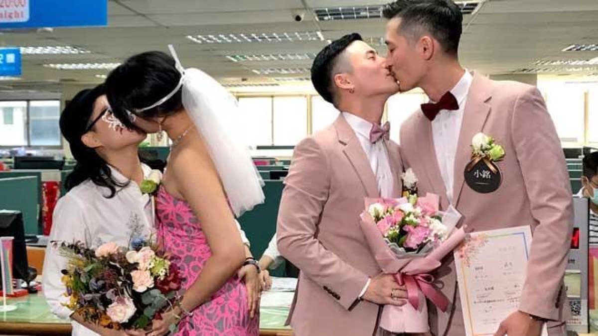 Una veintena de parejas homosexuales se casan en Taipei.-JOHNSON LAI (AP / VÍDEO: EFE)
