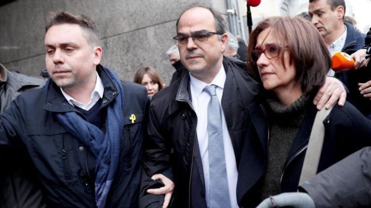 Jordi Turull y su esposa, Blanca Bragulat, a su llegada al Tribunal Supremo el pasado 23 de marzo.-ALVARADO (EFE)