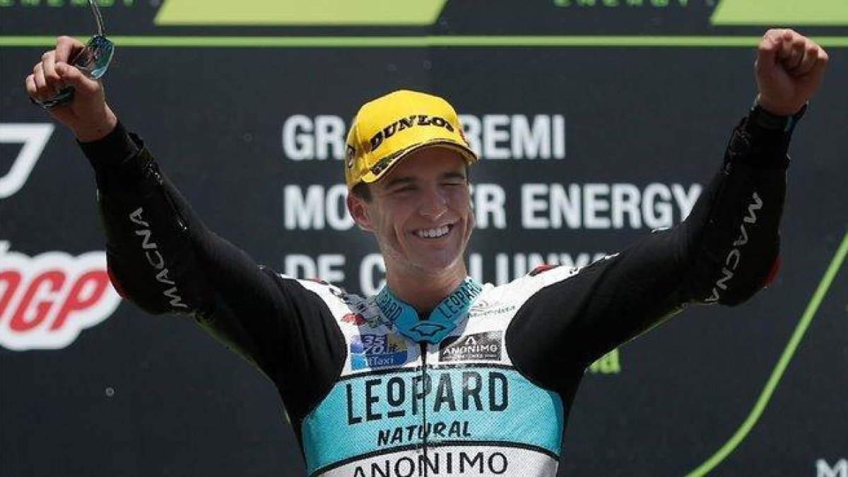 El andaluz Marcos Ramírez (Honda) celebra su primera victoria en el Mundial de Moto3, en el podio de Montmeló.-AFP / PAU BARRENA