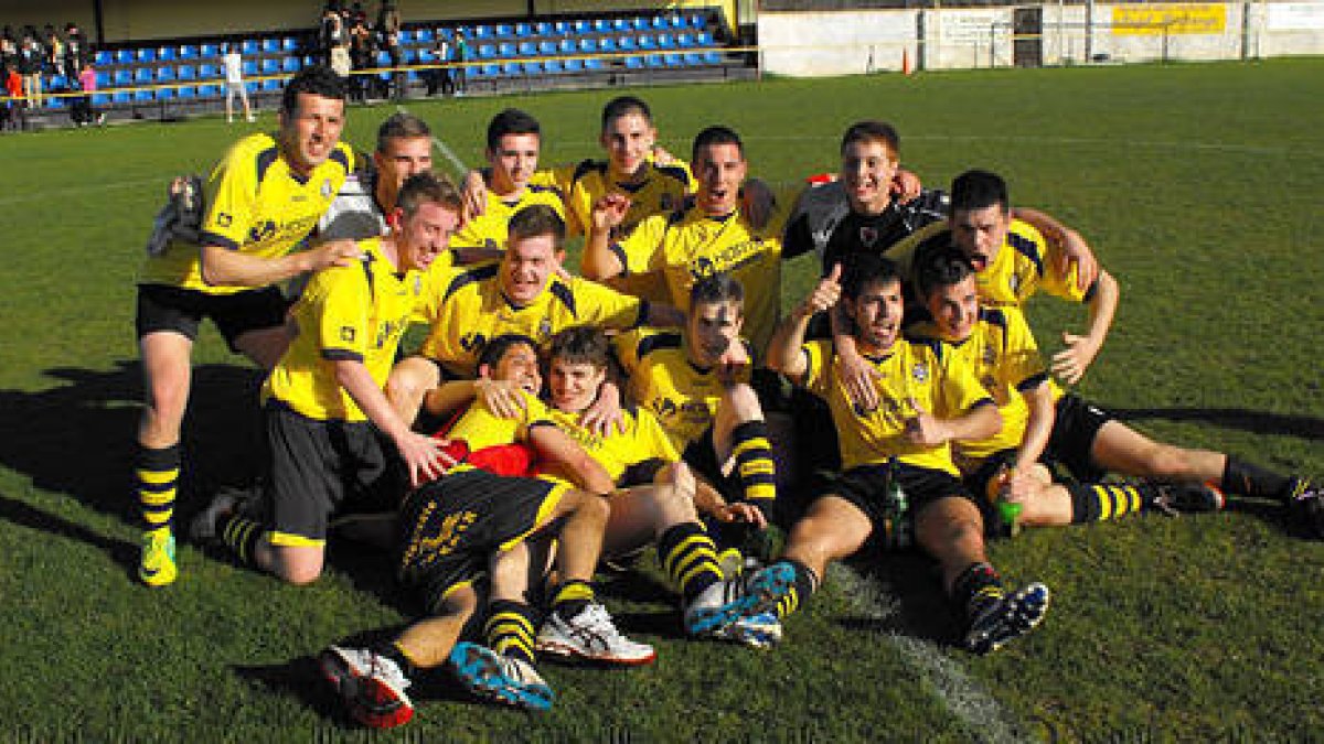 Los jugadores del Arcóbriga celebran el título de Liga Provincial. -