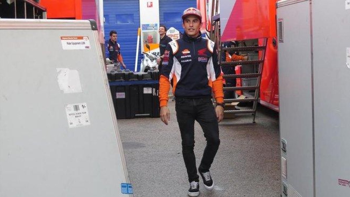 Marc Márquez (Honda), hoy, en Jerez, justo en el momento de abandonar el circuito andaluz para someterse, en Barcelona, a las pruebas previas de la operación a la que se someterá mañana en su hombro derecho.-EMILIO PÉREZ DE ROZAS