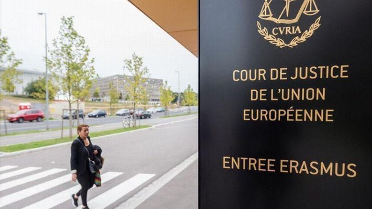 Una mujer se dirige a la entrada de la sede del Tribunal Europeo de Justicia, en Luxemburgo.-GEERT VANDEN WIJNGAERT (AP)