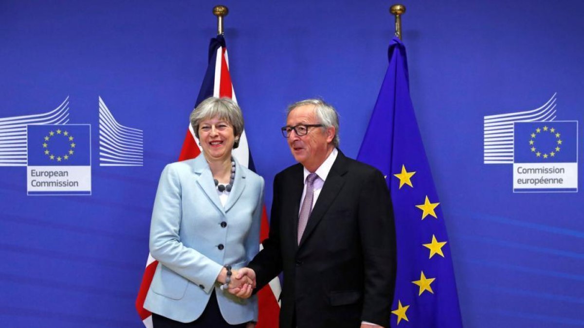 Theresa May y Jean-Claude Juncker, este viernes en Bruselas.-YVES HERMAN (REUTERS)