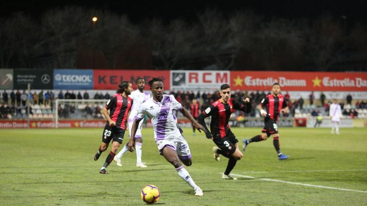 Yeboah conduce el balón durante el partido del pasado sábado ante el Reus.-AREA 11
