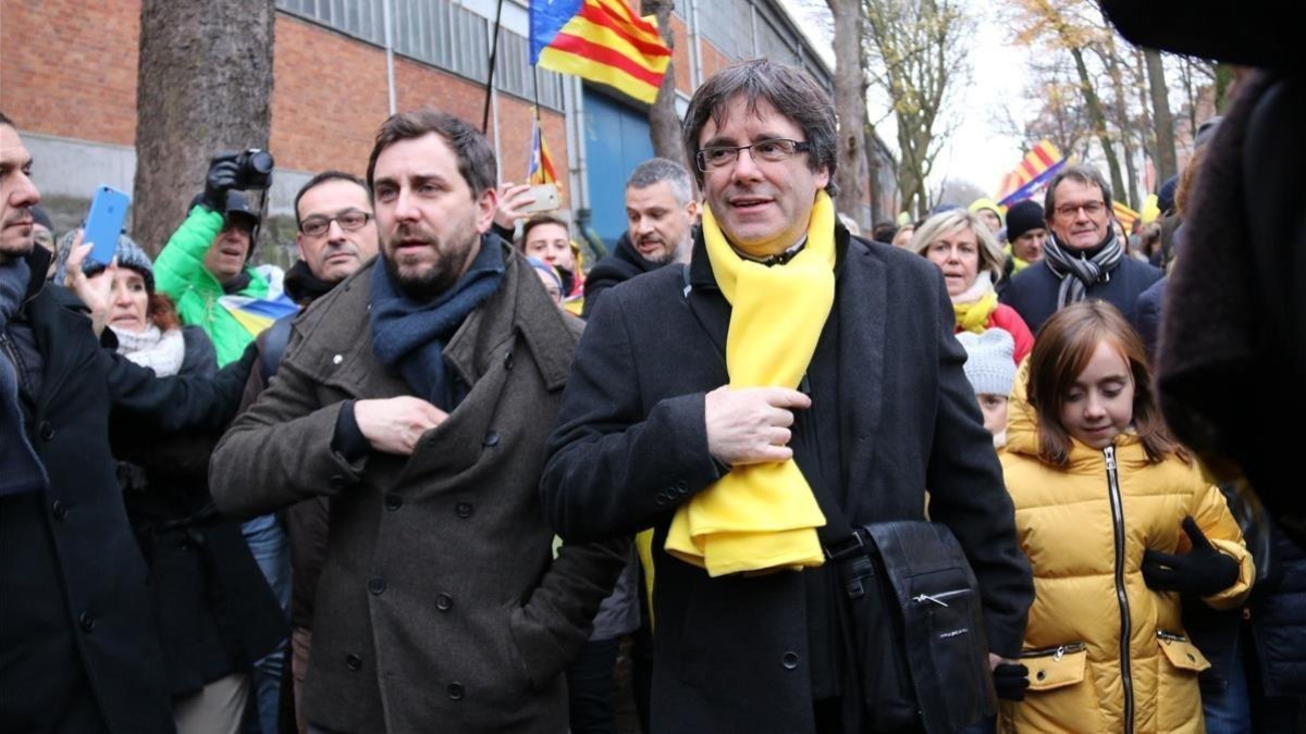 Carles Puigdemont y Toni Comín, en la manifestación convocada por la ANC y Òmnium en Bruselas-BERNAT VILARO (ACN)
