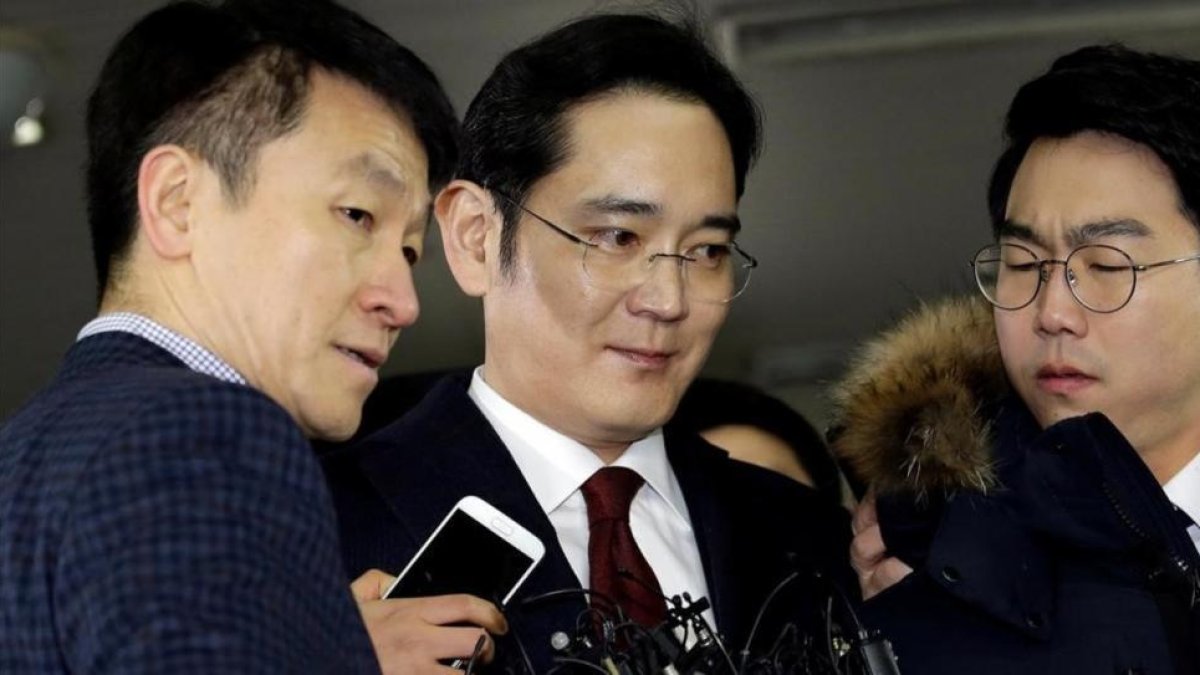 El heredero y vicepresidente de Samsung, Lee Jae-yong (en el centro).-REUTERS / AHN YOUNG-JOON